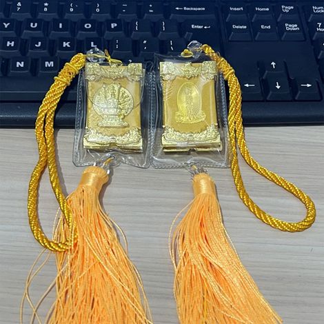 Tempelopfergaben: Autoanhänger mit dem Mantra Shurangama (rot), Autoanhänger mit dem Mantra des Großen Mitgefühls, Autoanhänger mit der tausendhändigen Guanyin (gelb) und Reisesouvenirs (gelb). (1/2)