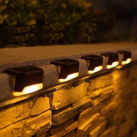 Set di 4 applique solari nere • Illuminazione solare per esterni • Impermeabili • Applique • Luce da vialetto • Luce solare da giardino • Luce bianca calda • Lampada solare per esterni • Illuminazione (1/5)