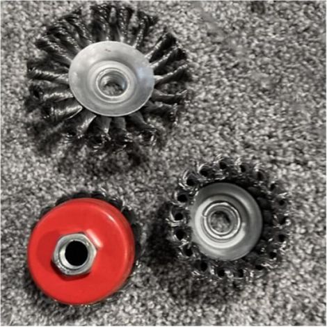 Brosse à Boisseau - 4 Pouces - Pour Meuleuse d'Angle - 3 Roues Métalliques - Compatible 5/8 Pouces - 12 500 Tr/Min (1/4)