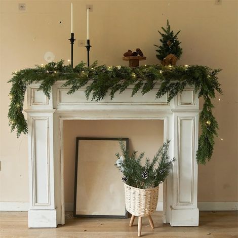Couronne de Noël en pin avec guirlandes lumineuses LED et fleurs artificielles, parfaite pour la cheminée, le salon, la terrasse, la décoration. (1/5)