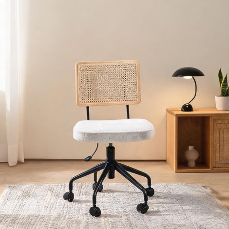 Chaise de bureau pivotante en rotin et bois assise en tissu beige (1/5)