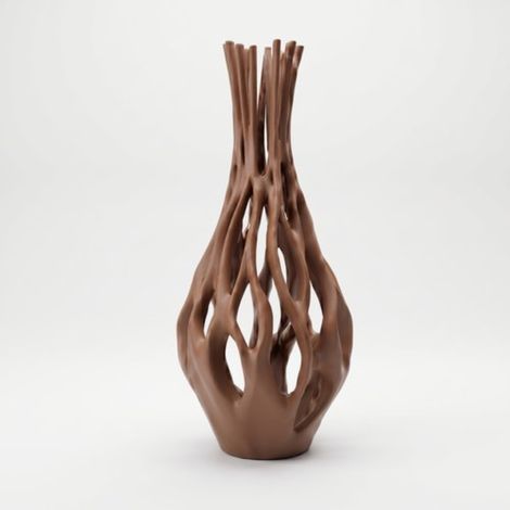 Vaso decorativo traforato marrone per fiori, elegante effetto ragnatela.