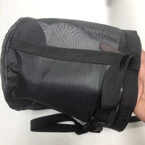 Sac à mangeoire pour chevaux avec sangle réglable en tissu mesh respirant, fond imperméable pour protéger la nourriture, forme de muselière pour une alimentation contrôlée et facile.