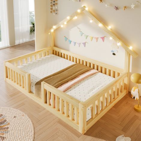 Lit cabane enfant 90x200 cm naturel en bois avec barrière de sécurité et guirlande LED (1/5)