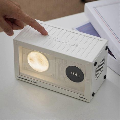Schwarzer Radiowecker für den Nachttisch mit USB-Ladeanschluss und Weckfunktion (1/5)
