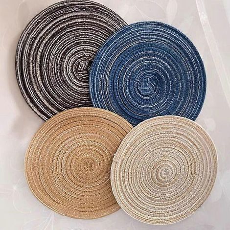 Ensemble de 4 sets de table ronds en coton tissé, antidérapants, lavables et résistants à la chaleur, parfaits pour les fêtes et les dîners. (1/5)