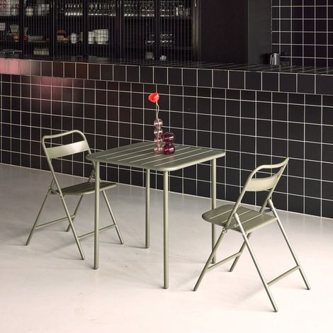 Table de jardin métal + 2 assises kaki. Amelia 70 x 70 cm