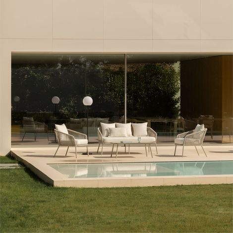 Set da giardino con divano 2 posti, 2 poltrone e tavolini in alluminio e corda intrecciata Arhiza SKLUM