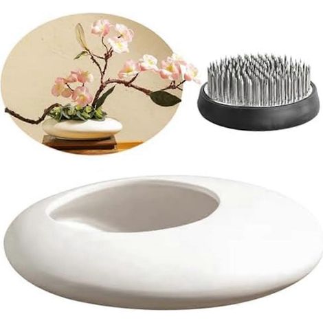 Set aus sentimentalen Keramikvasen, Blumenarrangement in Kieselform, weiß (1/5)