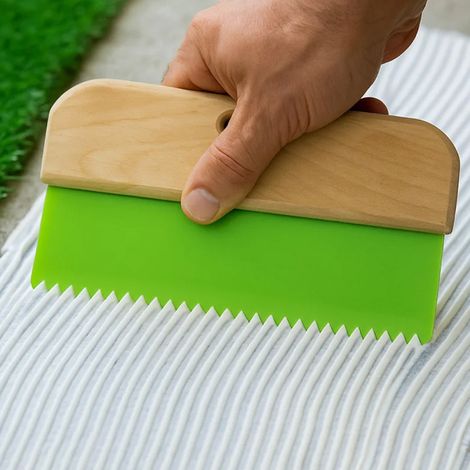 Spachtel für Kunstrasen Kelle für gleichmäßiges Auftragen von Kleber Holzgriff Verhindert Klumpenbildung (1/5)