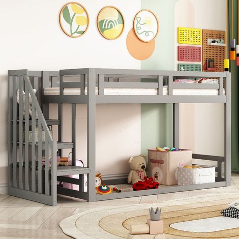 Kinder Etagenbett mit Treppe und Stauraum, 90x200 cm, Niedriges Hausbett aus Massivholz, inkl. Lattenrost und Rausfallschutz, Weiß/Grau (1/5)