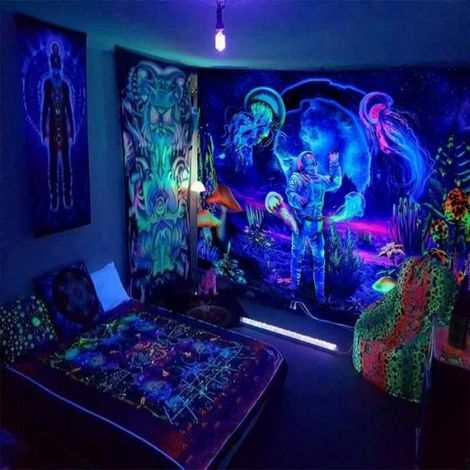 Tapisserie murale d'astronaute à lumière noire - Plante réactive aux UV 130x 150 cm (1/3)