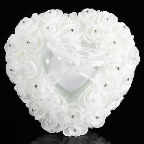 Accessoires de mariage de style occidental : boîte à bagues en forme de cœur, rose en mousse et sertissage de bague de mariée incrusté de diamants. (1/4)