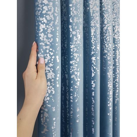 Un rideau de velours bleu orné d'une pluie argentée (1/5)