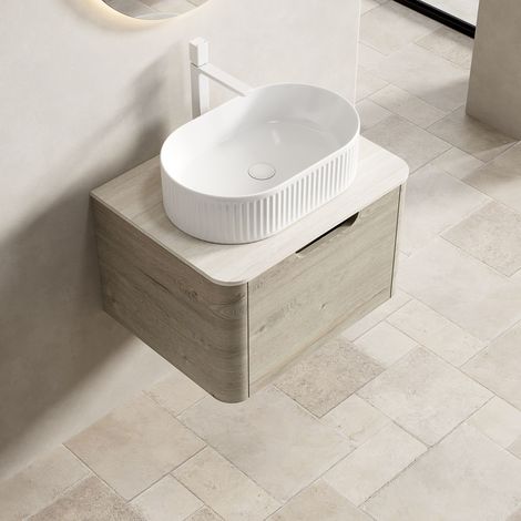 Meuble vasque suspendu de 60 cm avec vasque ovale blanche, plan de travail en travertin fritté, caisson en contreplaqué à bords arrondis avec tiroir, pré-assemblé, finition chêne crème.