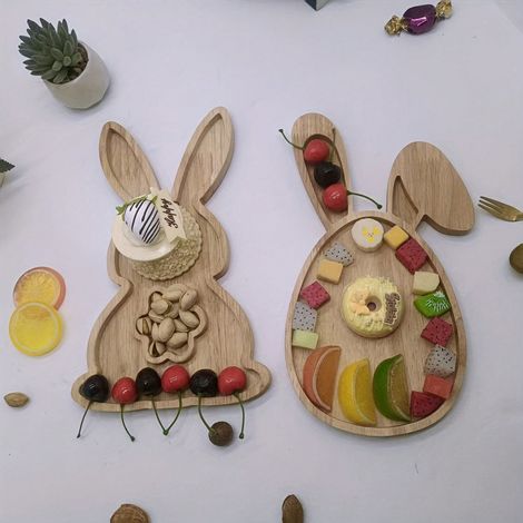 Holztablett mit niedlichen Hasen und Früchten verziert, modernes geöltes Finish, kein Stromanschluss erforderlich.