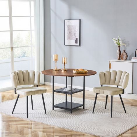 Ensemble table et chaises. Table de salle à manger ronde de 107 cm en finition noyer avec double niveau de rangement + 2 chaises de salle à manger en tissu marron clair avec dossiers en forme de fleur