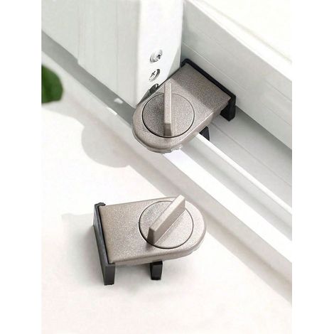 Deux verrous pour portes et fenêtres coulissantes pour une sécurité renforcée, dont un verrou sur la porte coulissante du salon avec fonction anti-pincement, de couleur marron. (1/3)