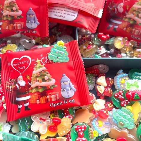 Sac mystère de Noël luminescent, mini figurines sapin bonhomme de neige Père Noël, sac surprise aveugle, cadeau festif pour enfants (1/4)