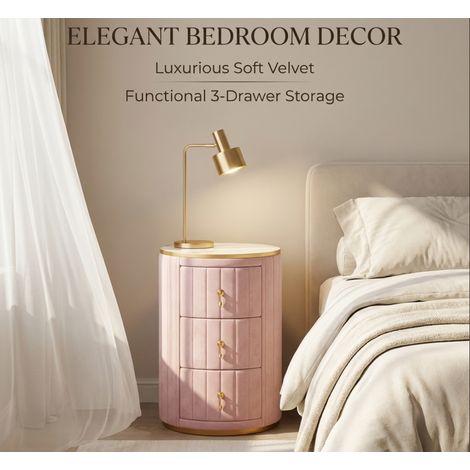 Table de chevet ronde velours 3 tiroirs,plateau imitation marbre et quincaillerie dorée. Meuble de rangement pour chambre et salon,couleur rose.