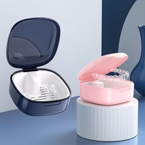 Deux boîtes de rangement pour prothèses dentaires avec filet, une boîte pour appareils orthodontiques, un porte-prothèses, une boîte pour attelles, une boîte de nettoyage, bleu et rose. (1/5)