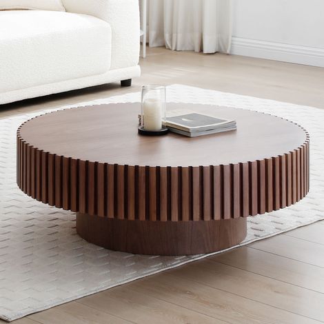 Table basse en MDF, dans les couleurs du noyer naturel ou noir. Diamètre : 80 x 35 cm. La structure de la table est faite à la main avec des éléments en bois massif, au design caractéristique. Table m (1/4)