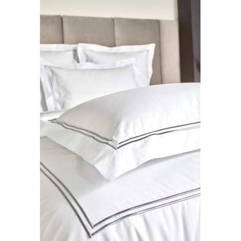 Lot de 2 Taies d’Oreiller – Percale de Coton 80 Fils/cm² de Qualité – Finition Hôtel – Volant Plat 5 cm – Double Broderie Gris Perle Satiné – 64x64 CM (1/5)
