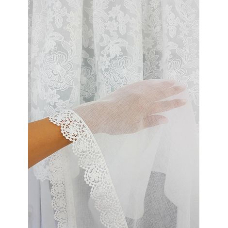 Rideau orné de broderies, de lambrequins et de dentelle guipure. (1/5)
