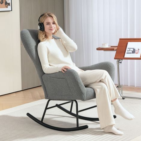 Fauteuil à bascule en tissu effet bouclette gris, avec accoudoirs, coussin lombaire et poche latérale (1/5)