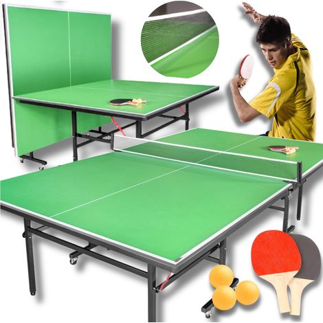 Tavolo da ping pong verde con rete e racchetta e palline