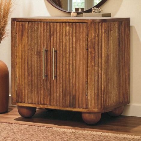 Mini credenza Solis in legno massello scanalato, con 2 ante e 2 ripiani, colore marrone.Sul posto