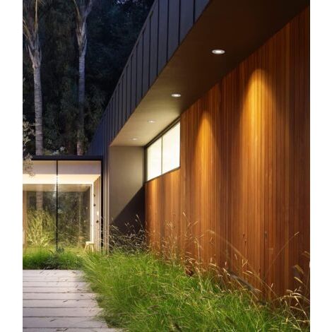 Un ensemble de quatre spots encastrés LED blanc chaud 5W étanches IP65 – adaptés aux environnements humides – aucun transformateur requis, installation facile. (1/3)
