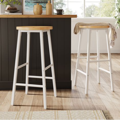 Taburetes de bar lote de 2, asiento efecto madera, 63 cm, metal blanco, 150 kg OKMYHOME (1/5)