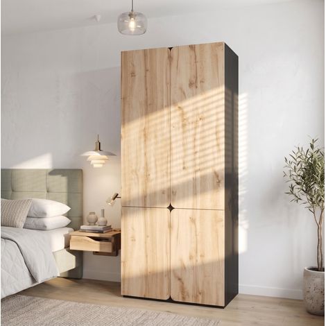 Armoire penderie 4 portes et 3 tiroirs, 90 x 50 x 200 cm, avec tringle et espaces de rangement, finition bois clair et accents noirs, pour chambre – CHICFURN (1/5)