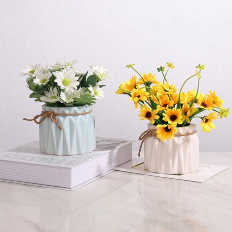 Ramo de hortensias artificiales de seda en un jarrón de cerámica blanca, ideal para la decoración del hogar, la sala de estar o la oficina. (1/5)