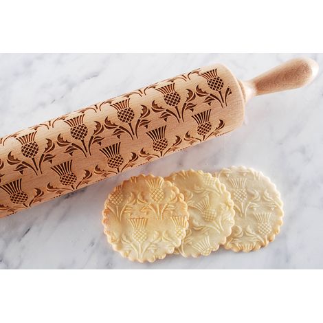 Mattarello in legno MoodForWood, inciso, 43 cm con manici, perfetto per la cottura al forno - Motivo a cardo scozzese (1/5)