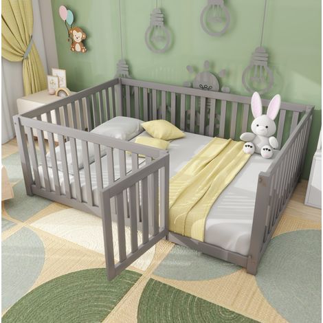 Letto per bambini in legno massello grigio 140x200 cm, letto a pavimento con recinto e porticina (1/5)