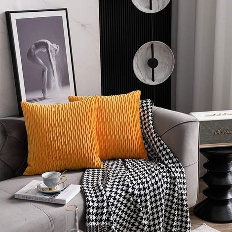 Copricuscini per divano giallo oro: confezione da 2 federe quadrate in velluto a righe originali da 45x45 cm per la decorazione d'interni della camera da letto (1/4)