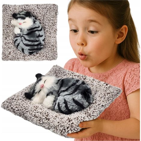 Gatito gris durmiendo sobre una manta, mascota realista, como una figura con sonido. (1/4)