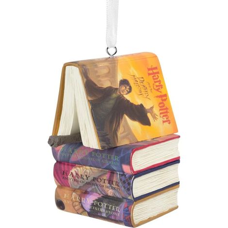 Decorazioni natalizie a tema Harry Potter: libri impilati con bacchette magiche