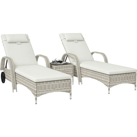 Set aus 2 Strandliegen mit Matratze, verstellbarer Neigung, Rollen und cremefarbenem Couchtisch aus gehärtetem Glas