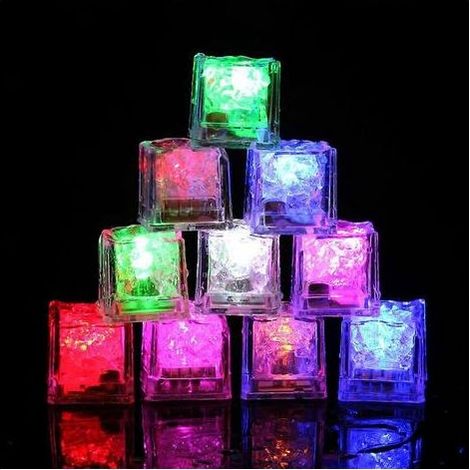 Lot de 12 glaçons LED multicolores, réutilisables, parfaits pour des glaçons scintillants dans les bars et les fêtes. (1/5)