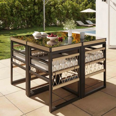 Handgeflochtenes Gartensofa-Set für 4 Personen / Aus robustem Eisen mit 4 beigen Kissen / Inkl. 1 Tisch aus Sicherheitsglas & 4 Sesseln / Wetterfeste Terrassenmöbel