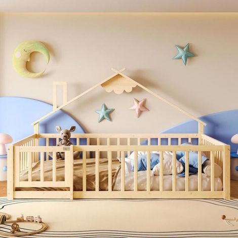 Lit enfant - KOMHTOM - design maison - Bois pin massif - 140 x 190 cm - Barrière de sécurité avec verrou (1/5)