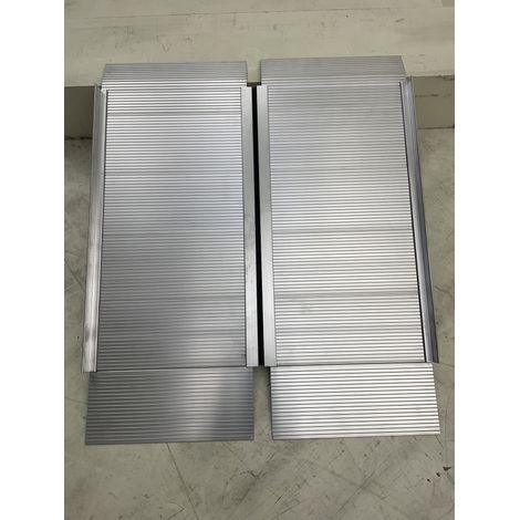 Rampe d'accès en aluminium 400 kg - 900 x 760 mm - largeur utile 730 mm - Pliable MW Tools ARP20090 (1/3)