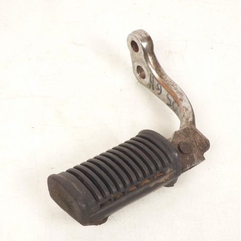 [PRODUIT D'OCCASION] Platine de repose pied pilote droit origine pour moto Suzuki 125 (1/2)