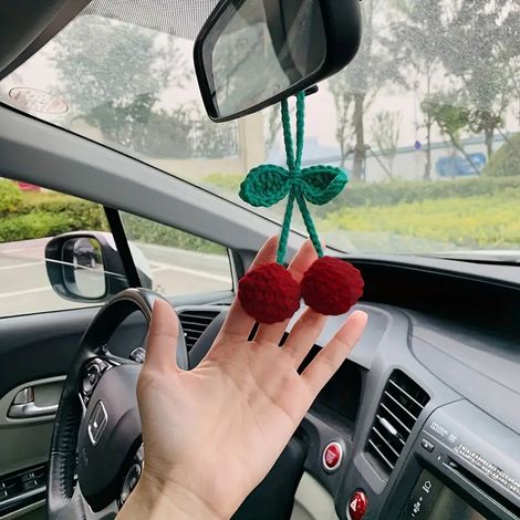 1 adorno de cereza para auto tejido a crochet hecho a mano: linda cereza roja con hojas y tallos verdes, una decoración de tela para el espejo retrovisor de una mujer.