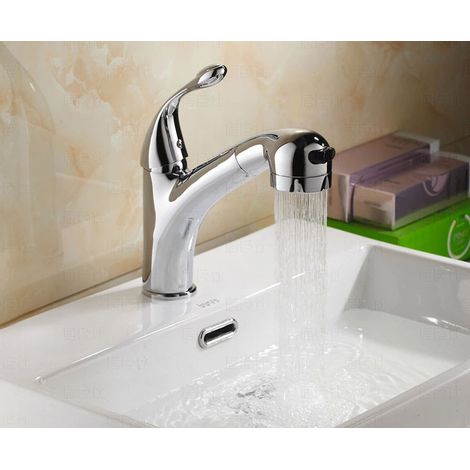 Doté d'un système extractible, adapté aux lavabos ou aux éviers de salle de bain, ce robinet propose un réglage de l'eau chaude et froide. (1/4)