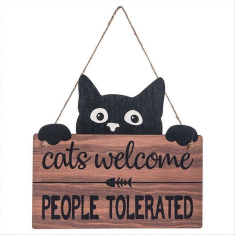 Plaque en bois « Chatons bienvenus » représentant un chaton toléré par les humains (1/5)