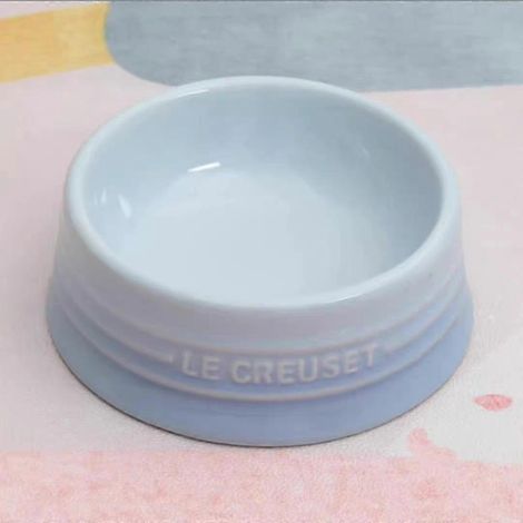 Le Creuset Cool Color Cerc Hundenapf mit Kippschutz und hohem Fuß, inklusive Schutzmatte SH1 Hellblaue flache Schüssel 1 (1/2)